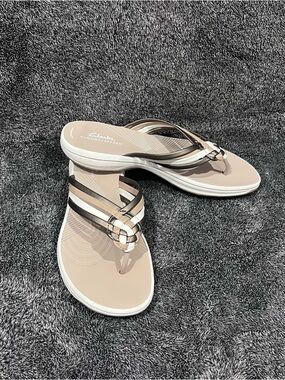 Clarks Women's Breeze Coral thong sandals Cloudsteppers collections sz 8